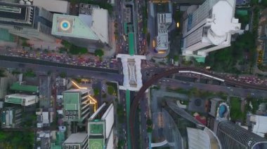 Sathorn 'daki yaya hava yürüyüşü Chong Nonsi Köprüsü, iş bölgesi, Bangkok, Tayland