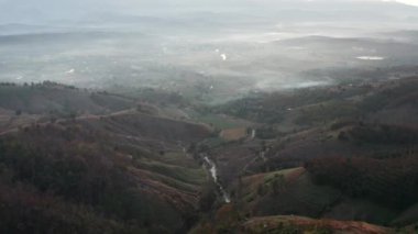 Gün doğumunda Mae Chaem, Doi Inthanon Ulusal Parkı, Chiang Mai, Tayland, Güney Doğu Asya 'da sis varken Ban Bon Na Viewpoint
