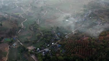 Gün doğumunda Mae Chaem, Doi Inthanon Ulusal Parkı, Chiang Mai, Tayland, Güney Doğu Asya 'da sis varken Ban Bon Na Viewpoint