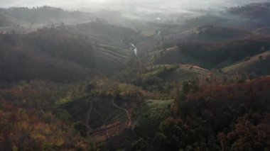 Gün doğumunda Mae Chaem, Doi Inthanon Ulusal Parkı, Chiang Mai, Tayland, Güney Doğu Asya 'da sis varken Ban Bon Na Viewpoint