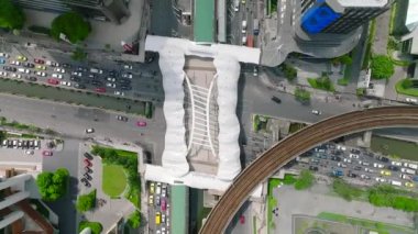 Sathorn 'daki yaya hava yürüyüşü Chong Nonsi Köprüsü, iş bölgesi, Bangkok, Tayland