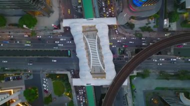 Sathorn 'daki yaya hava yürüyüşü Chong Nonsi Köprüsü, iş bölgesi, Bangkok, Tayland