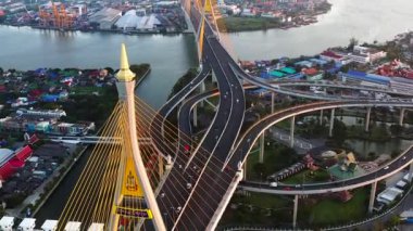 Endüstriyel Çevre Yolu Köprüsü olarak da bilinen Bhumibol Köprüsü, Güney Bangkok 'u Samut Prakan Eyaletine bağlayan 13 km uzunluğundaki Sanayi Çevre Yolu' nun bir parçasıdır.