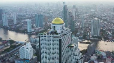 Saphan Taksin İstasyonu, Bangkok, Tayland 'da bulunan Bangkok ve Bang Rak ilçelerindeki Silom Line' da yer alan bir BTS hava tren istasyonudur. İstasyon, Taksin Köprüsü 'nün giriş rampasında, Sathon Yolu' nun altında,