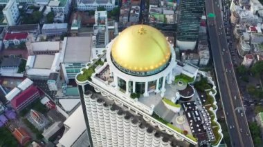 Saphan Taksin İstasyonu, Bangkok, Tayland 'da bulunan Bangkok ve Bang Rak ilçelerindeki Silom Line' da yer alan bir BTS hava tren istasyonudur. İstasyon, Taksin Köprüsü 'nün giriş rampasında, Sathon Yolu' nun altında,