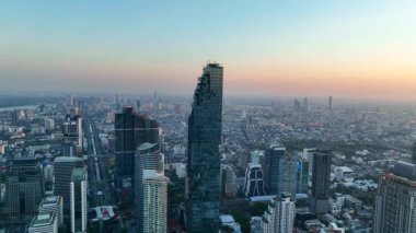 King Power Mahanakhon (eski adıyla MahaNakhon) Tayland 'ın başkenti Bangkok' taki Silom Sathorn 'da yer alan bir gökdelendir.