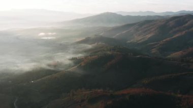 Gün doğumunda Mae Chaem, Doi Inthanon Ulusal Parkı, Chiang Mai, Tayland, Güney Doğu Asya 'da sis varken Ban Bon Na Viewpoint
