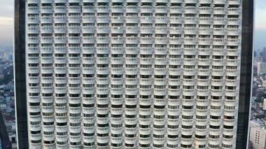 Saphan Taksin İstasyonu, Bangkok, Tayland 'da bulunan Bangkok ve Bang Rak ilçelerindeki Silom Line' da yer alan bir BTS hava tren istasyonudur. İstasyon, Taksin Köprüsü 'nün giriş rampasında, Sathon Yolu' nun altında,