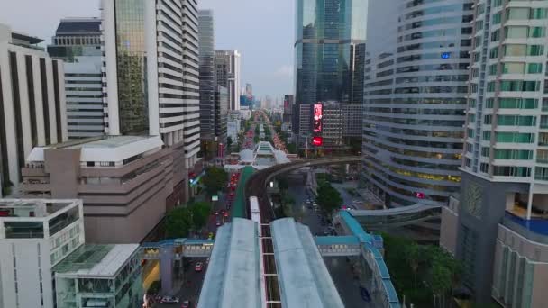 Fotgängare Skywalk Chong Nonsi Bridge Sathorn Affärsdistrikt Bangkok Thailand — Stockvideo