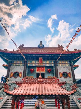 Parlak boyanmış pagodalar ve altın koltuklu Buda türbeleriyle Çin ruhani kompleksi.