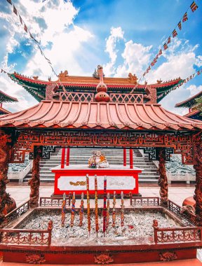 Parlak boyanmış pagodalar ve altın koltuklu Buda türbeleriyle Çin ruhani kompleksi.