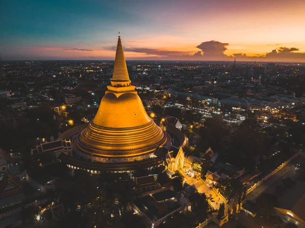 プラパトロマチェディ Pra Pathommachedi またはプラパトロムチェディ Pra Pathom Chedi はタイの仏塔 仏塔は ナコンパトム — ストック写真