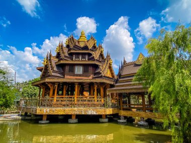Wat Sangkhathan tapınağı Nonthaburi, Tayland 'da su üzerinde. Yüksek kalite fotoğraf