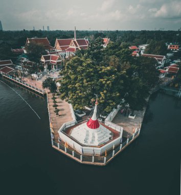 Wat Paramaiyikawat ya da kısaca Wat Paramaiyikawat, Tayland 'ın orta kesimindeki Chao Phraya Nehri' nde, Ko Kret, Nonthaburi Bölgesi 'nde bulunan antik bir Budist tapınağıdır.