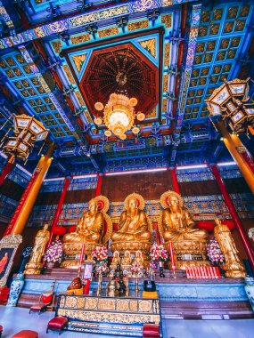 Parlak boyanmış pagodalar ve altın koltuklu Buda türbeleriyle Çin ruhani kompleksi.