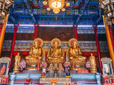 Parlak boyanmış pagodalar ve altın koltuklu Buda türbeleriyle Çin ruhani kompleksi.