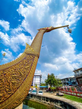 Tayland, Nonthaburi 'de su üzerindeki Wat Chalo tekne tapınağı. Yüksek kalite fotoğraf