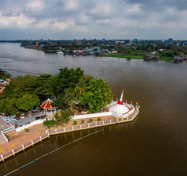 Wat Paramaiyikawat ya da kısaca Wat Paramaiyikawat, Tayland 'ın orta kesimindeki Chao Phraya Nehri' nde, Ko Kret, Nonthaburi Bölgesi 'nde bulunan antik bir Budist tapınağıdır.