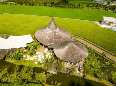 Tayland Nakhon Pathom 'daki pirinç tarlalarındaki Tayland Kafe manzarası