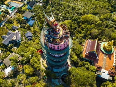 Nakhon Pathom, Tayland, Güney Asya 'daki Ejder Tapınağı Wat Sam Phran' ın hava görüntüsü.