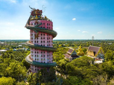 Nakhon Pathom, Tayland, Güney Asya 'daki Ejder Tapınağı Wat Sam Phran' ın hava görüntüsü.