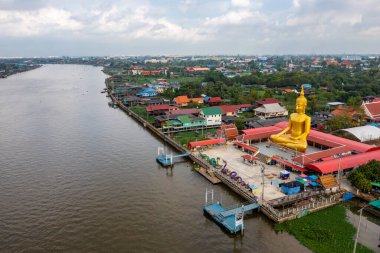 Wat Bang Chak, Chao Phraya nehrinin kıyısında, Koh Kret adasının karşısında yer almaktadır.
