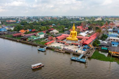 Wat Bang Chak, Chao Phraya nehrinin kıyısında, Koh Kret adasının karşısında yer almaktadır.