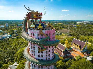 Nakhon Pathom, Tayland, Güney Asya 'daki Ejder Tapınağı Wat Sam Phran' ın hava görüntüsü.