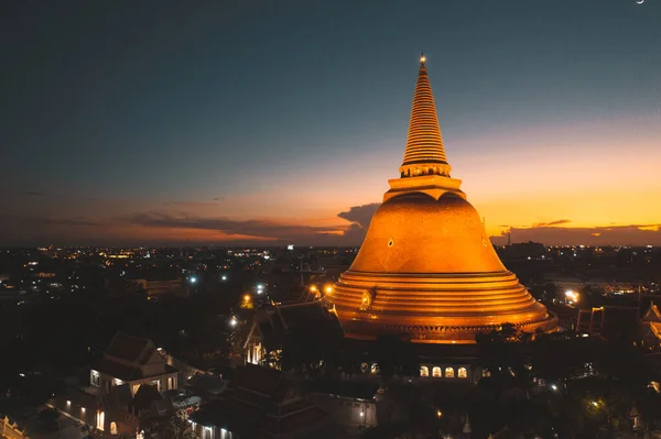 プラパトロマチェディ Pra Pathommachedi またはプラパトロムチェディ Pra Pathom Chedi はタイの仏塔 仏塔は ナコンパトム — ストック写真