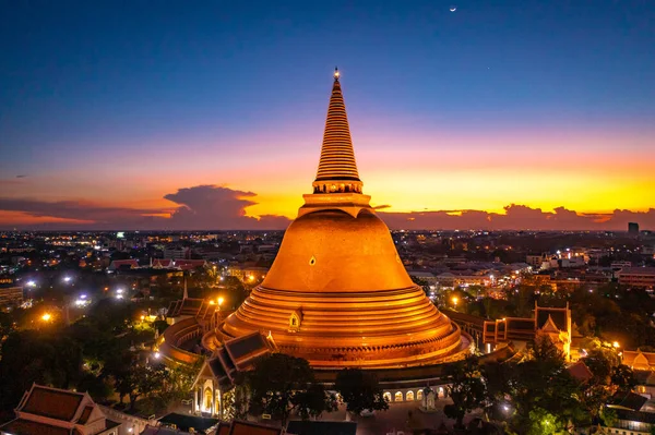 プラパトロマチェディ Pra Pathommachedi またはプラパトロムチェディ Pra Pathom Chedi はタイの仏塔 仏塔は ナコンパトム — ストック写真