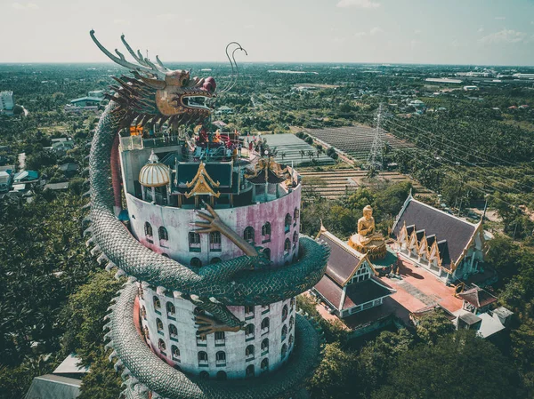 Nakhon Pathom, Tayland, Güney Asya 'daki Ejder Tapınağı Wat Sam Phran' ın hava görüntüsü.