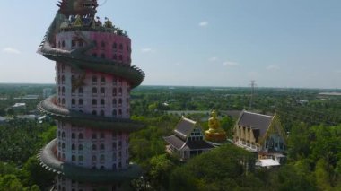 Nakhon Pathom, Tayland, Güney Asya 'daki Ejder Tapınağı Wat Sam Phran' ın hava görüntüsü.