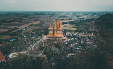 Santi Chedi ve Cennetteki Kurtarıcı İsa heykeli Pak Tho Bölgesi 'ndeki tepelerde Ratchaburi, Tayland, Güney Doğu Asya