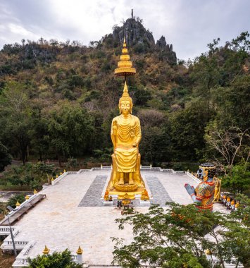 Santi Chedi ve Cennetteki Kurtarıcı İsa heykeli Pak Tho Bölgesi 'ndeki tepelerde Ratchaburi, Tayland, Güney Doğu Asya
