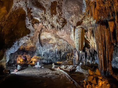 Ratchaburi, Tayland 'daki Khao Bin mağarası. Yüksek kalite fotoğraf