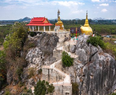 Champathong Mağara Meditasyon Merkezi ya da Thum Jum Pa Thong Rahip Kampı, Tayland 'ın güneydoğu Asya bölgesindeki Ratchaburi bölgesindeki Huai Phai alt bölgesinde dini ritüel mekanı.