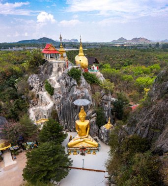 Champathong Mağara Meditasyon Merkezi ya da Thum Jum Pa Thong Rahip Kampı, Tayland 'ın güneydoğu Asya bölgesindeki Ratchaburi bölgesindeki Huai Phai alt bölgesinde dini ritüel mekanı.