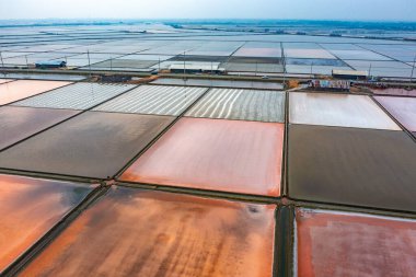 Tayland 'ın Phetchaburi bölgesindeki Tuz çiftliklerinin havadan görünüşü, Güney Doğu Asya