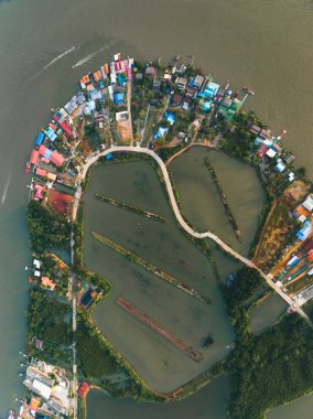 Wat Pak Ao, Phetchaburi, Tayland, Güney Asya yakınlarındaki bir nehir manzarası.