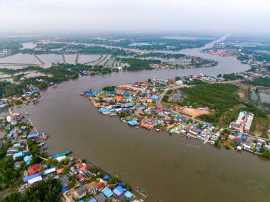 Wat Pak Ao, Phetchaburi, Tayland, Güney Asya yakınlarındaki bir nehir manzarası.