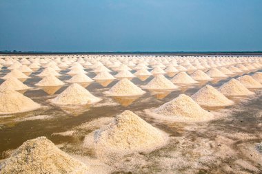 Tayland 'ın Phetchaburi bölgesindeki Tuz çiftliklerinin havadan görünüşü, Güney Doğu Asya