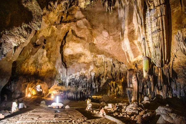 Ratchaburi, Tayland 'daki Khao Bin mağarası. Yüksek kalite fotoğraf