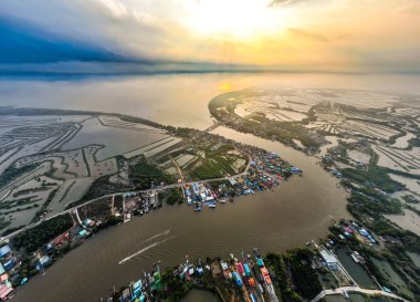 Wat Pak Ao, Phetchaburi, Tayland, Güney Asya yakınlarındaki bir nehir manzarası.