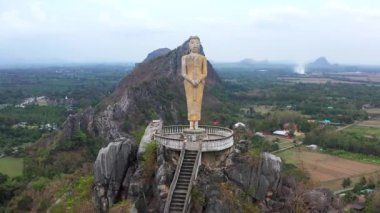 Santi Chedi ve Cennetteki Kurtarıcı İsa heykeli Pak Tho Bölgesi 'ndeki tepelerde Ratchaburi, Tayland, Güney Doğu Asya