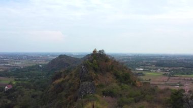 Santi Chedi ve Cennetteki Kurtarıcı İsa heykeli Pak Tho Bölgesi 'ndeki tepelerde Ratchaburi, Tayland, Güney Doğu Asya