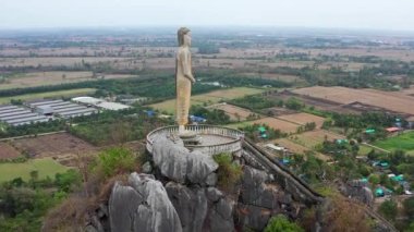Santi Chedi ve Cennetteki Kurtarıcı İsa heykeli Pak Tho Bölgesi 'ndeki tepelerde Ratchaburi, Tayland, Güney Doğu Asya