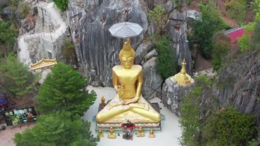 Champathong Mağara Meditasyon Merkezi ya da Thum Jum Pa Thong Rahip Kampı, Tayland 'ın güneydoğu Asya bölgesindeki Ratchaburi bölgesindeki Huai Phai alt bölgesinde dini ritüel mekanı.
