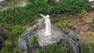 Santi Chedi ve Cennetteki Kurtarıcı İsa heykeli Pak Tho Bölgesi 'ndeki tepelerde Ratchaburi, Tayland, Güney Doğu Asya