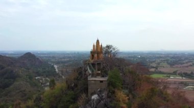 Santi Chedi ve Cennetteki Kurtarıcı İsa heykeli Pak Tho Bölgesi 'ndeki tepelerde Ratchaburi, Tayland, Güney Doğu Asya