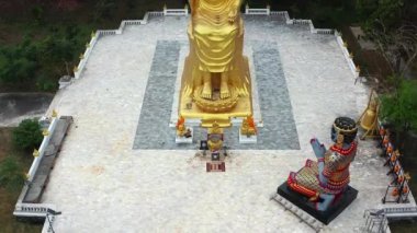 Santi Chedi ve Cennetteki Kurtarıcı İsa heykeli Pak Tho Bölgesi 'ndeki tepelerde Ratchaburi, Tayland, Güney Doğu Asya